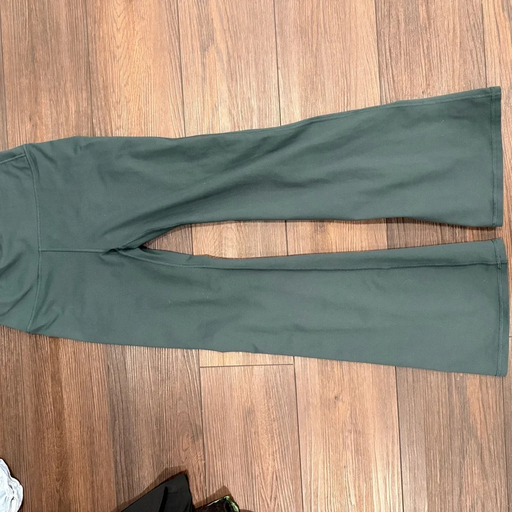 Fabletics Green Flared Pants - Picture 1 of 3